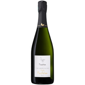 Bouteille de champagne, étiquette "Tradition", motif papillon, capsule sombre avec papillon doré.