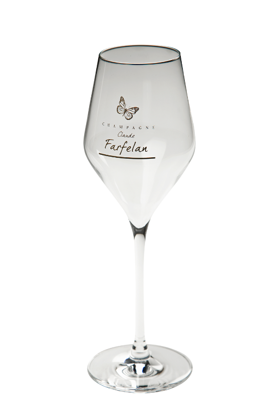 Verre à vin avec long pied, inscription et motif papillon sur le corps.